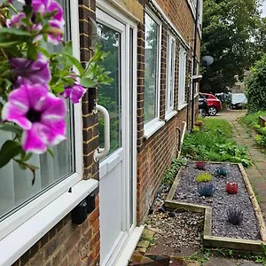 https://3-bed-house-central-luton-london-luton-airport-parking.cambridgehotelsuk.com